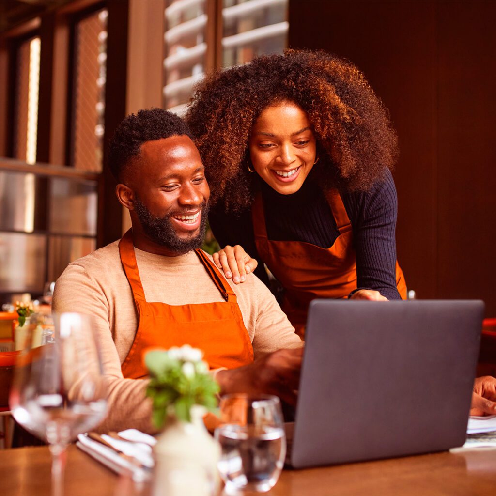 Casal de empreendedores consultam dicas de Food Service na plataforma da Seara|Representação visual do Funil de Vendas e as etapas da jornada do cliente.